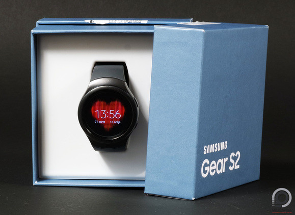 Hozzánk ilyen dobozzal érkezett, forgalomba azonban kerek csomagolással kerülhet a Gear S2
