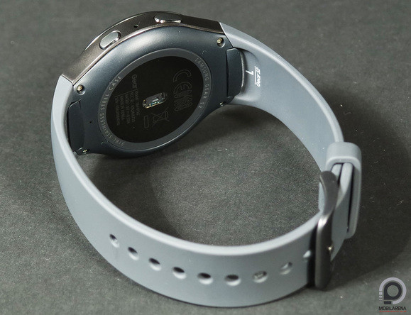 A kis órarész és a hagyományos szíj kényelmes hordást eredményeznek