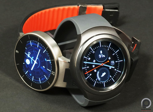 A Samsung Gear S2 (jobbra) az Alcatel OneTouch Watch társaságában