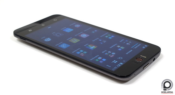 Egyből feltűnik, hogy mitől Selfie a neve a készüléknek