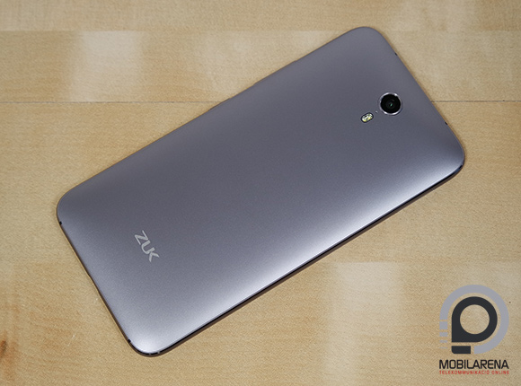 A hátlap műanyag, de oldalt fémet, elöl pedig üveget találunk