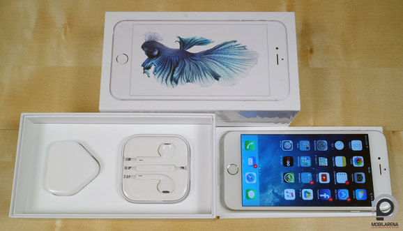 Korrekt tálalás, a szokásos tartozéktrióval (az Earpod nem látszik)