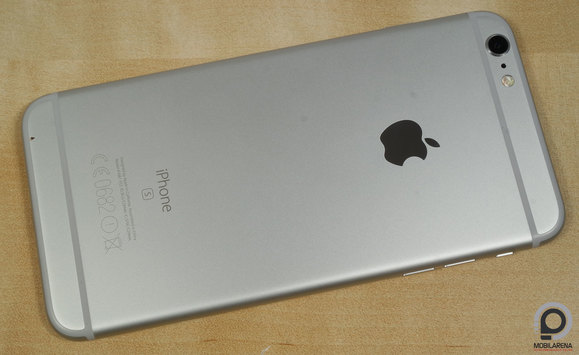 Hátulról nincs változás, a kamera egy kicsit még mindig kiáll