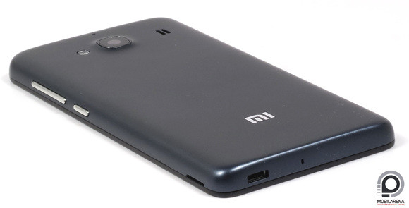 a Redmi 2 Pro apró készülék, a matt műanyag hátlap viszont csúszós
