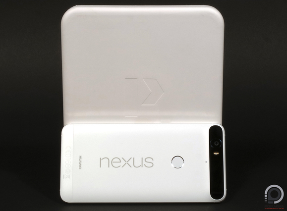 A fekete kamerasáv a sokaknak tetszik, sokaknak nem, a Nexus 6P-nek mindenesetre karaktert ad