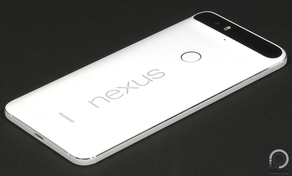 Az oldalak is fehér festést kaptak, a Nexus 6P élei viszont ezüstösen csillognak