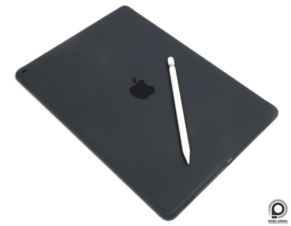 Apple Pencil fekszik a szilikon védőtokon.