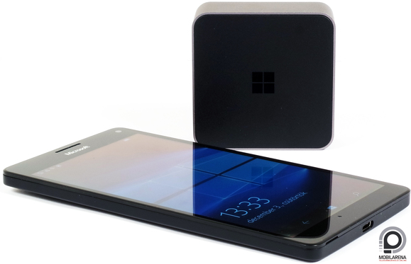 A Lumia 950 XL a külön megvásárolható Display Dock társaságában