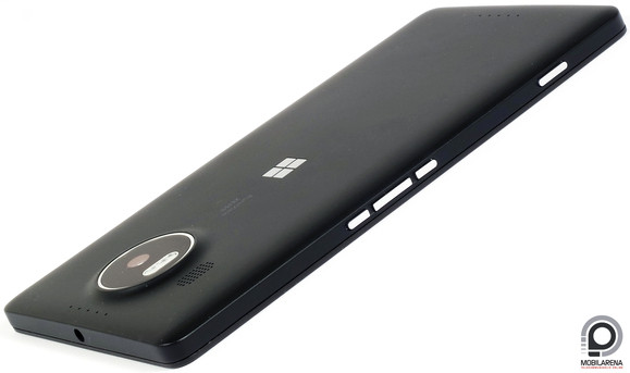 Maradt a plasztik borítás a Lumia 950 XL esetében is
