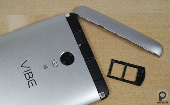 A felső műanyag elem mögöt rejtőzik a microSD és a két nanoSIM foglalat