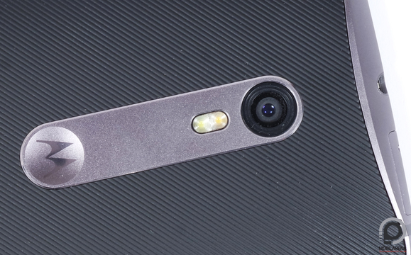 21 megapixeles kamera, dupla ledes villanó és Motorola logó – mondjuk az utóbbi ujjlenyomat-olvasóként is funkcionálhathat