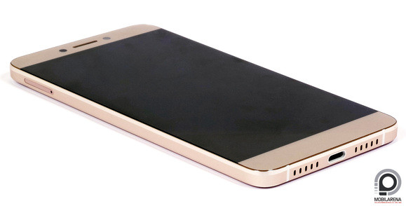 Látszólag két hangszóró került alulra, hang azonban csak a jobb oldali rácsból szól