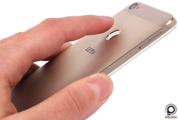 Az ujjlenyomat-olvasó tökéletesen kézre esik, persze fel kell emelni a megérintéséhez, ha az 1s az asztalon pihen