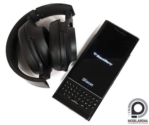 A BlackBerry Priv mellett kifejezetten kicsinek tűnik a fejhallgató.