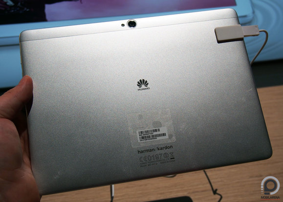 A hátlap fémből készült, nincs túlcsicsázva, persze nincs is szükség erre