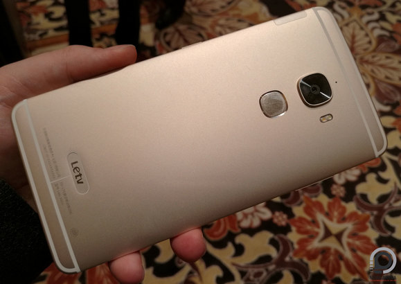 Láttunk már ilyen hátlapot...itt kapott helyet a 21 megapixeles kamera és az ujjlenyomat-olvasó