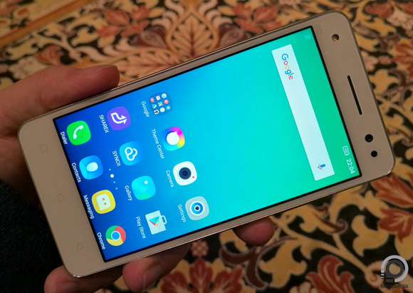 A Lite elnevezés ellenére Full HD felbontású kijelzőt kapott a mobil