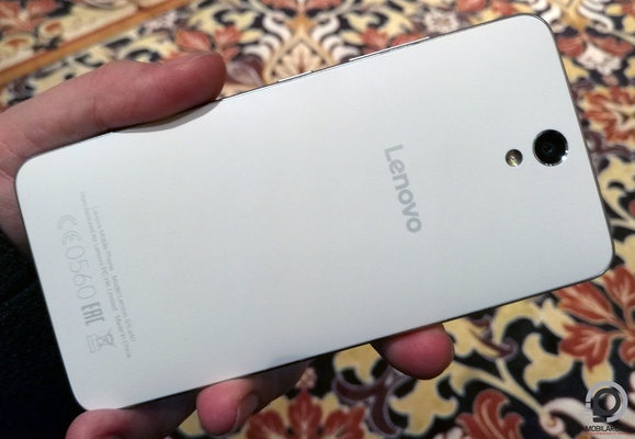 A hátlap letisztult, matt felületű, nem gyűjti az ujjlenyomatokat