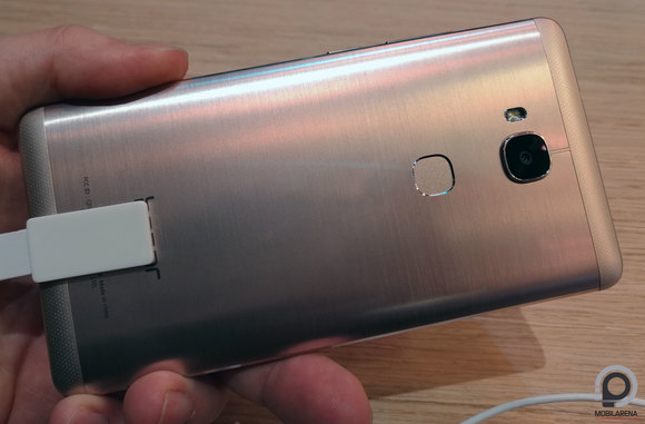 A fém külső prémium hatást kölcsönöz