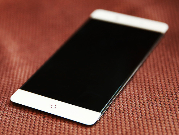 Az előlapi panel oldalai lekerekítettebbek lehetnek a korábbiaknál