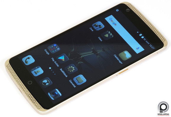 Elölről mutatós a ZTE Axon Elite