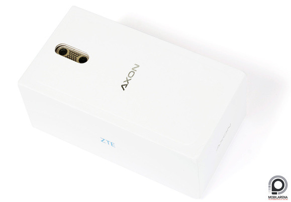 A hátlapi dupla kamerarendszer a csomagoláson át is látszik