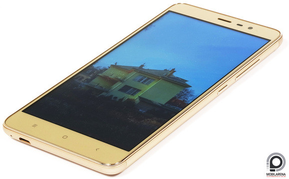 A Note 3 küllemre hasonló, kézbe véve viszont érezhetően prémiumabb elődjénél