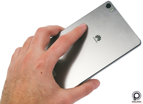 Mutatós fémlap borítja a Huawei P8max hátulját