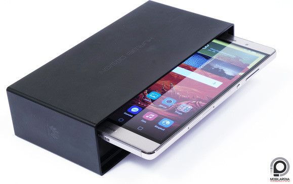 A doboz szűk fiókjából lehet előhúzni a P8maxot