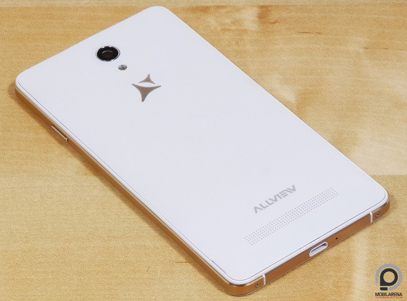 A fém, üveg és műanyag borítás jó összeszerelési minőséggel jár