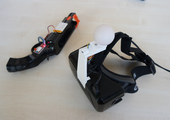 Így néz ki a módosított Oculus Rift DK2, és persze a hozzá tartozó, pimpelt fegyver.