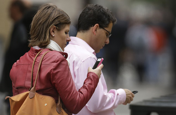 Akár az utcán sétálva is rendelhetők szolgáltatások SMS-ben