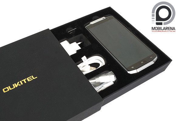 Egyszerű, de jól felszerelt a doboz, a headseten kívül semmit nem hiányolhatunk.