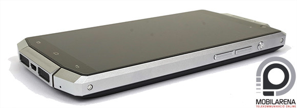 Jobb oldalt található a bekapcsológomb, illetve ide kerültek a hangerőszabályzó billentyűk is.