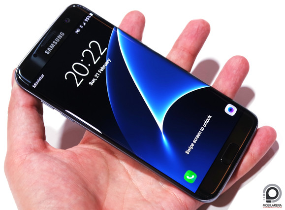 Az S7 edge kényelmesen simul a kézbe, és egy kézzel is lehet kezelni