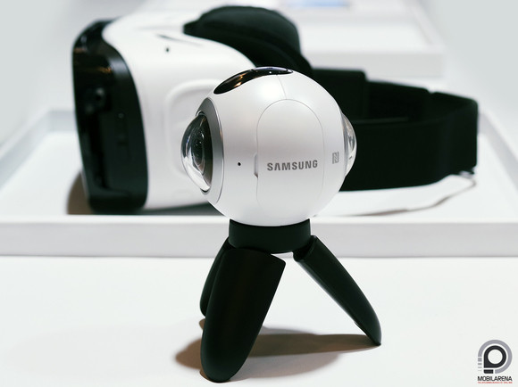 A Gear 360 a Gear VR társaságában