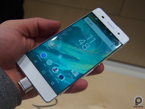 Alig van káva oldalt, cserébe jutott bőven alulra és felülre az XA előlapján.