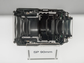 Balra a Tamron 90 mm Di VC USD Macro, jobbra a Zeiss Milvus 21 mm F2.8