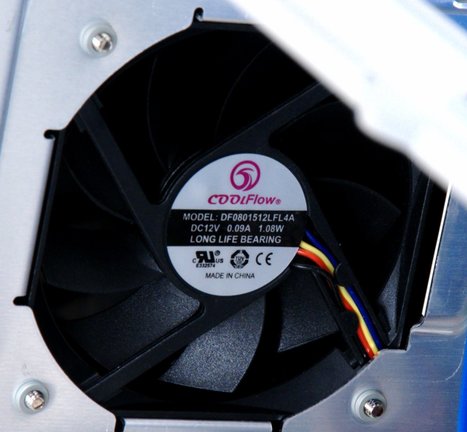 8 cm-es Coolflow DF0801512LFL4A ventilátor hűti a merevlemezeket
