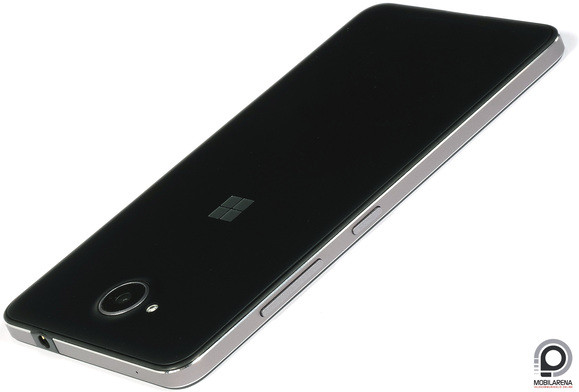 A telep nem túl nagy, az üzemidő mégis hozza az átlagot