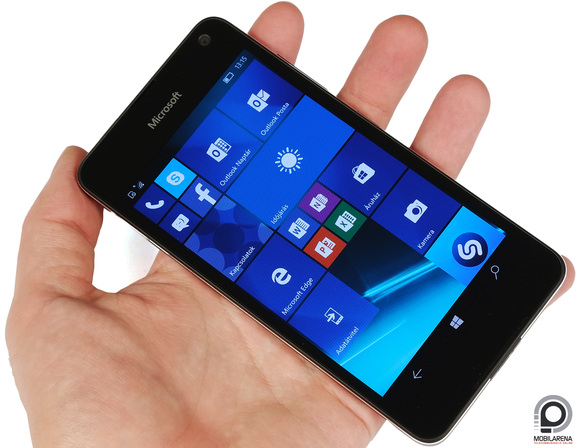 A Lumia 650 kifejezetten könnyű és egy kézzel is rendben kezelhető a kijelzője