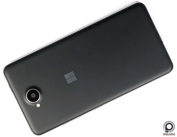 A hátlap műanyag, az oldalkeret viszont fémből van