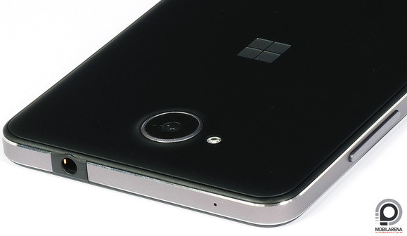 A hátlap illesztése nem tökéletes