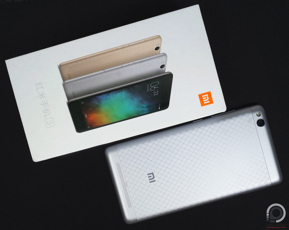 A Redmi 3 doboza apró, füles nincs benne
