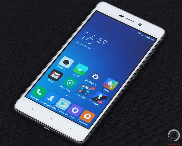Elölről a megszokott Xiaomi küllem köszön vissza