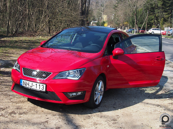 Az FR verzió csinos, vagány, pedig ebben is egy háromhengeres 1.2-es motor dörmög