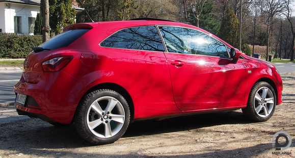 Ehhez a felszereltséghez jár a könnyűfém felni és a tolatókamera is.