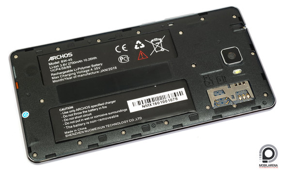 Egy teljes értékű microSIM, és egy nanoSIM/microSD foglalat található a hátlap alatt