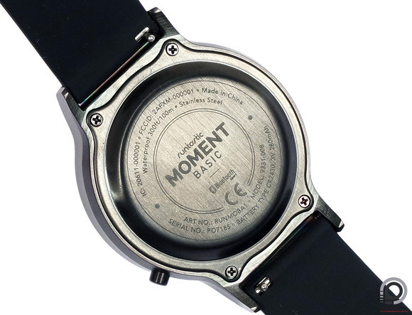 A Runtastic Moment rozsdamentes acél háza vízálló