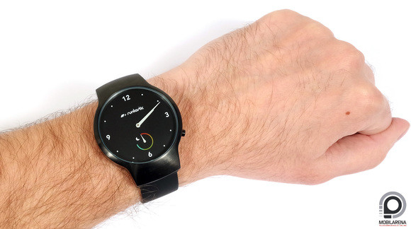 A Runtastic Moment Basic nem egy észrevétlen, könnyű aktivitásmérő